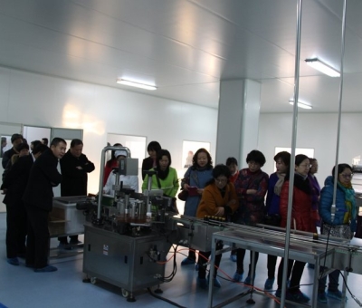 省農(nóng)業(yè)廳副廳長(zhǎng)程關(guān)懷、工會(huì)主席鄧付生一行蒞臨仙客來(lái)公司考察