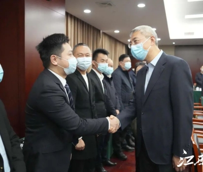 堅(jiān)守主業(yè) 提振信心 - 仙客來公司總經(jīng)理潘峰參加省委書記主持的民營企業(yè)座談會(huì)